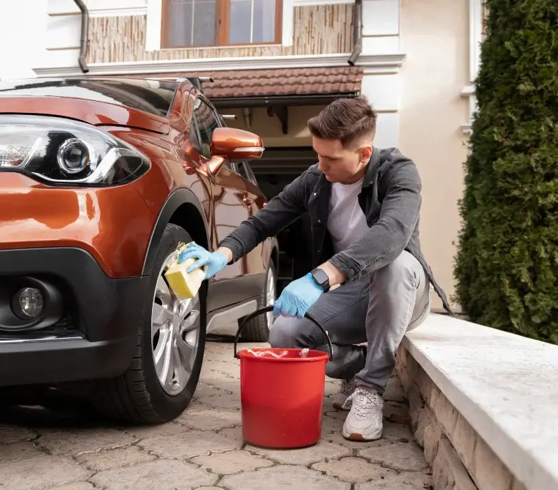 Lavage auto à domicile Saint-Genest-de-Beauzon : professionnel intervenant sur un véhicule